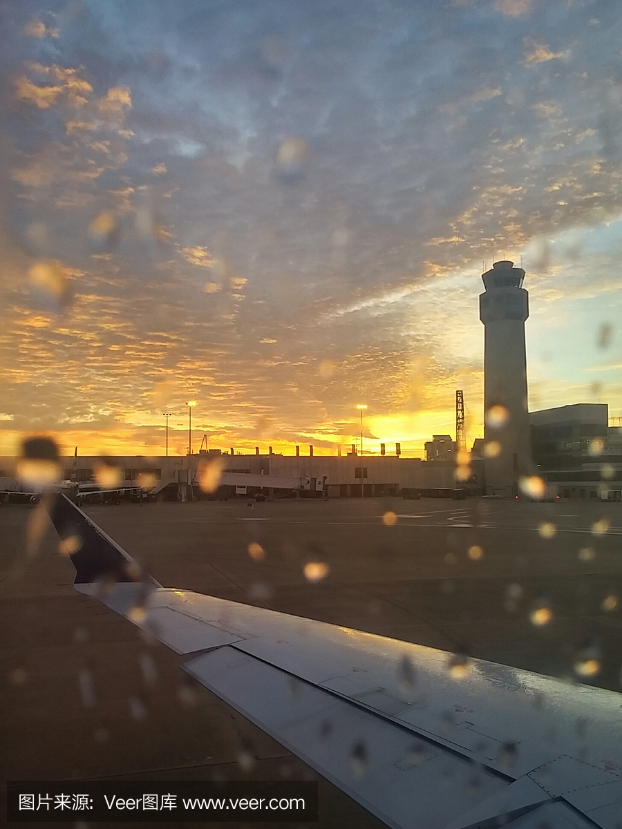 多云多雨的粉彩早晨,克利夫兰机场航站楼,塔,雨