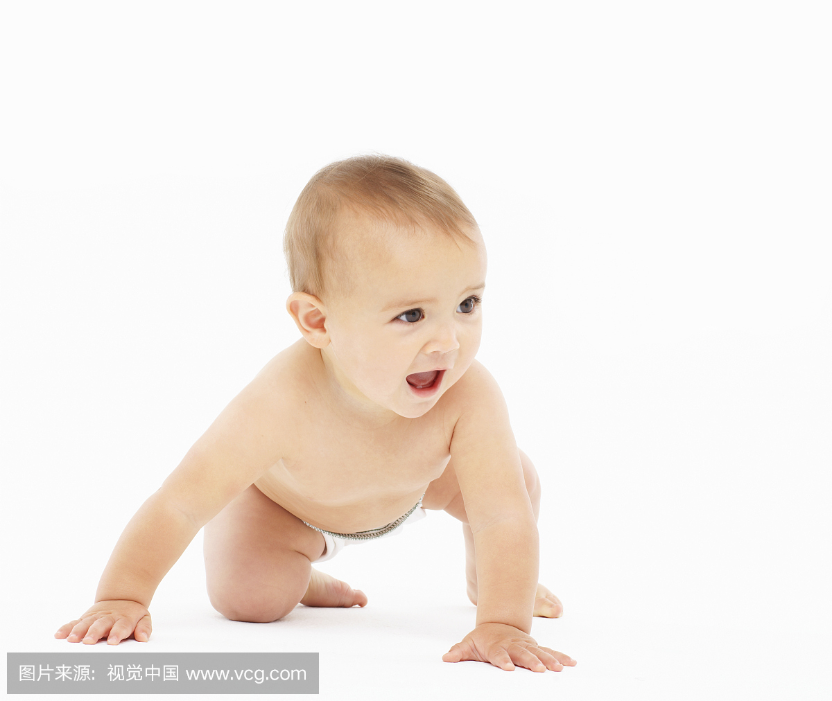 女性(6-9个月)婴儿爬行在白色背景
