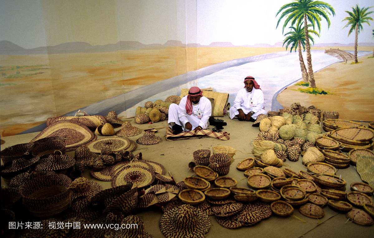 沙特阿拉伯制造传统沙特工艺品的两名男子。
