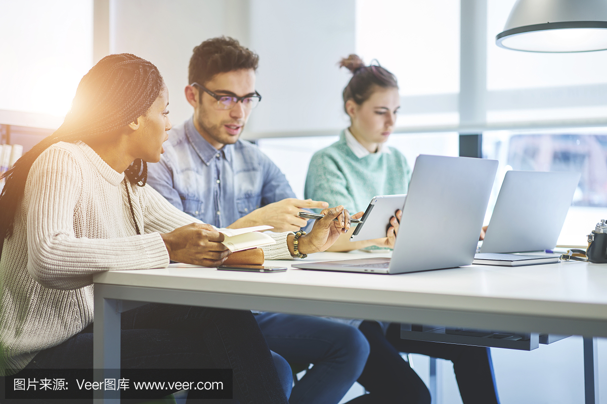 周到的认真同事在工作过程中使用现代技术浏览