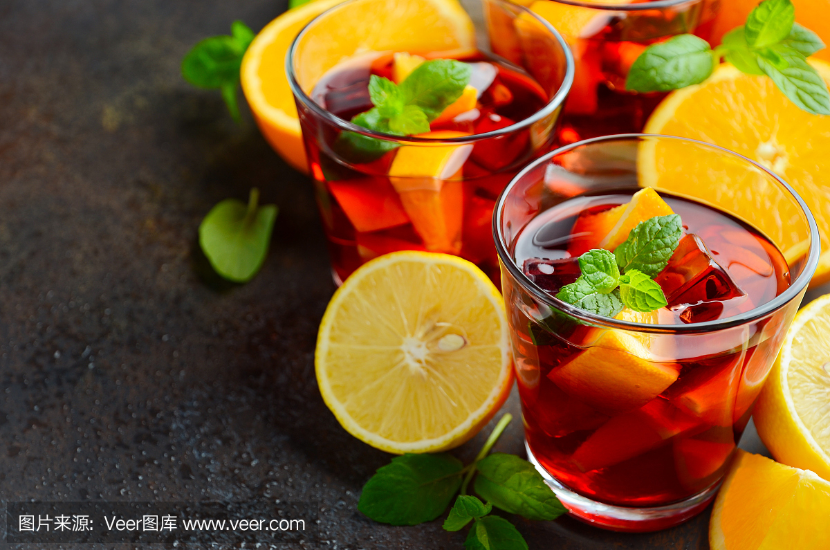 西班牙桑格里酒鸡尾酒和成分在黑暗的混凝土或