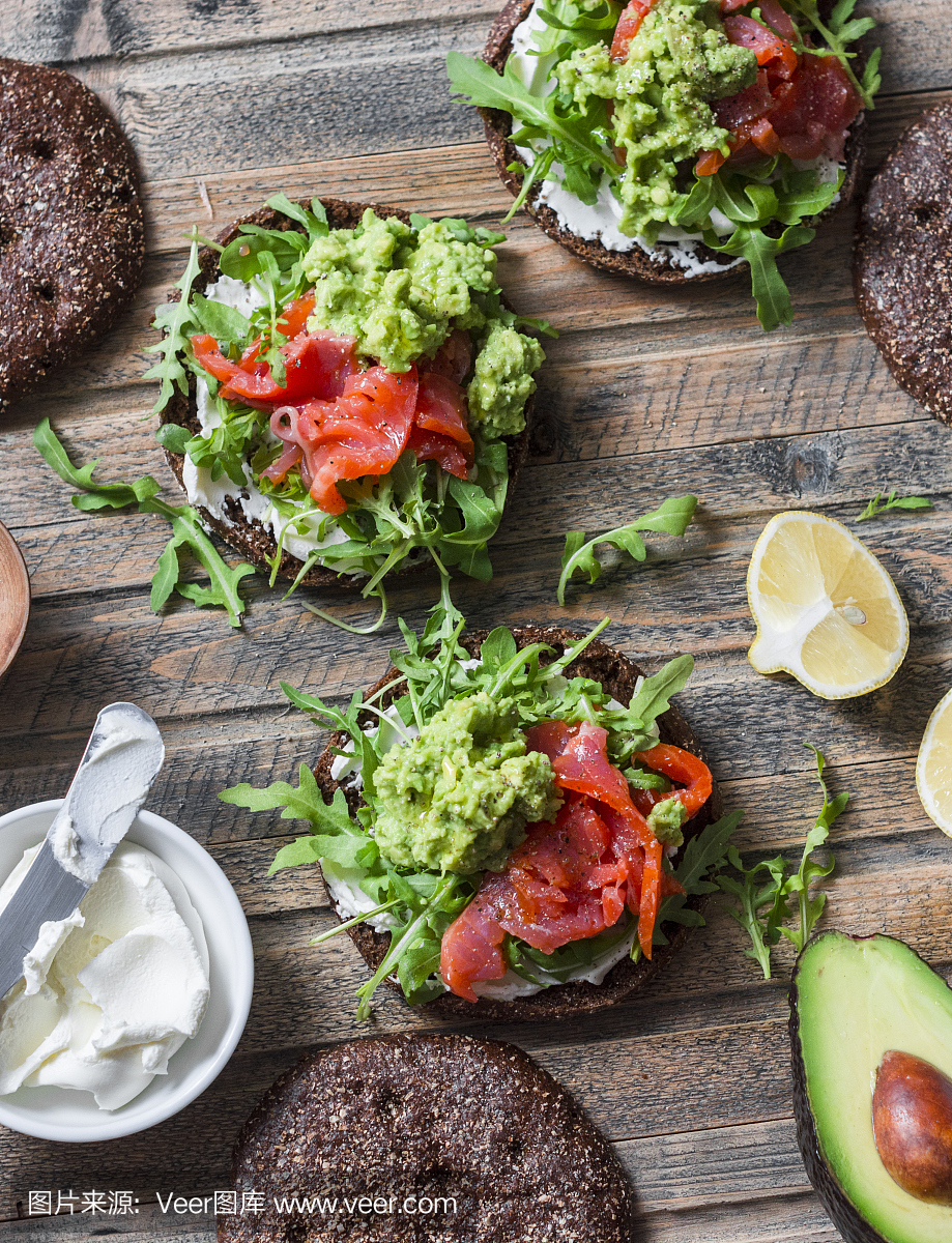 黑麦面包三明治配奶油芝士,烟熏三文鱼,芝麻菜