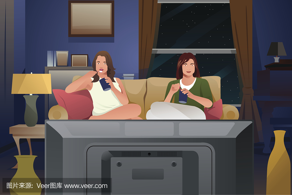 看电视和吃冰淇淋的两个女性朋友
