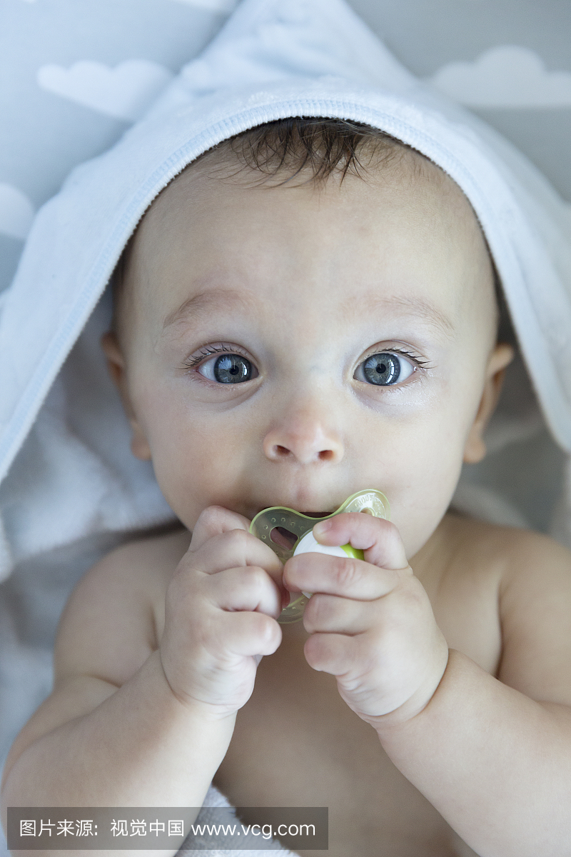 婴儿的脸上蓝色的眼睛的特写镜头
