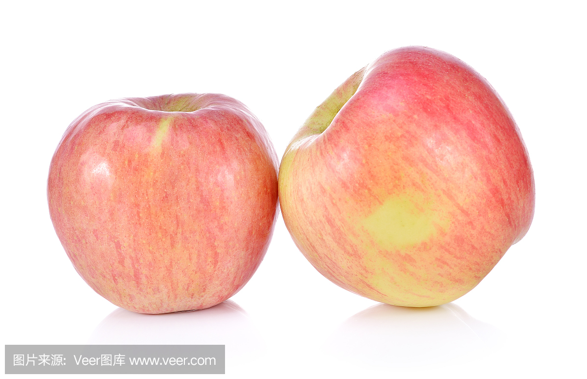 新鲜的富士苹果被隔绝在白色