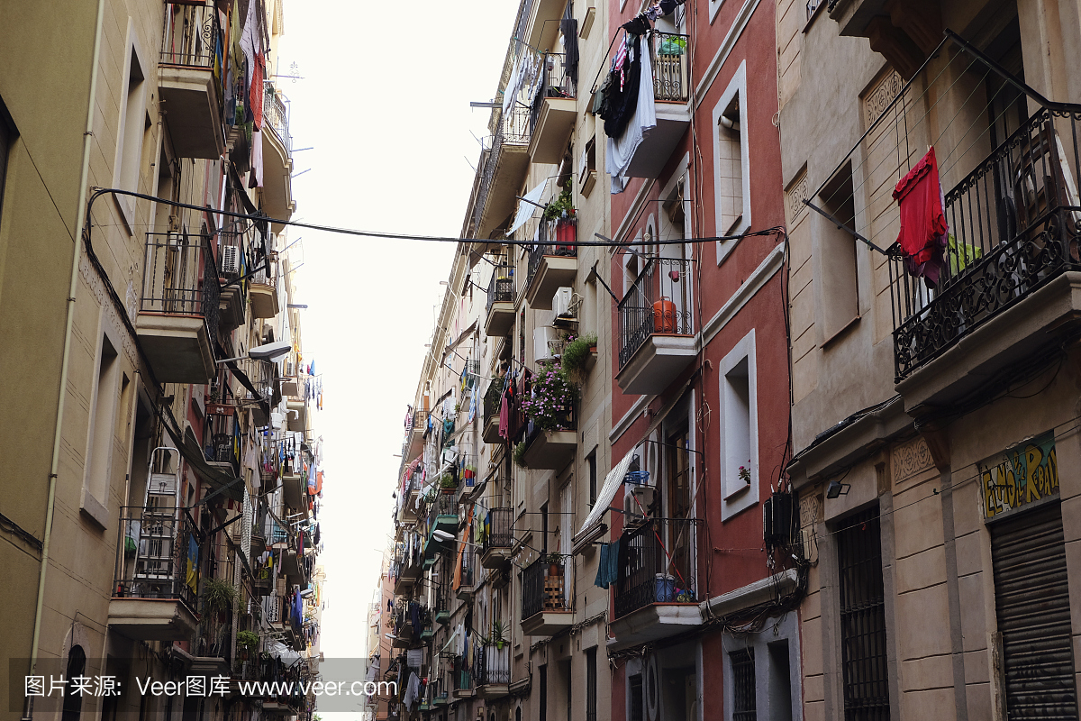 巴塞罗那 - 2016年7月29日:查看人口密集的狭窄