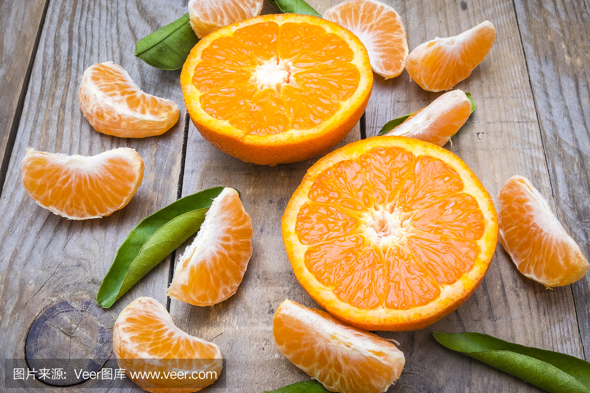 几个成熟的柑橘在一个老木桌上