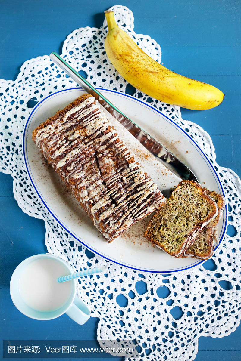 香蕉面包与结冰和肉桂与坚果牛奶