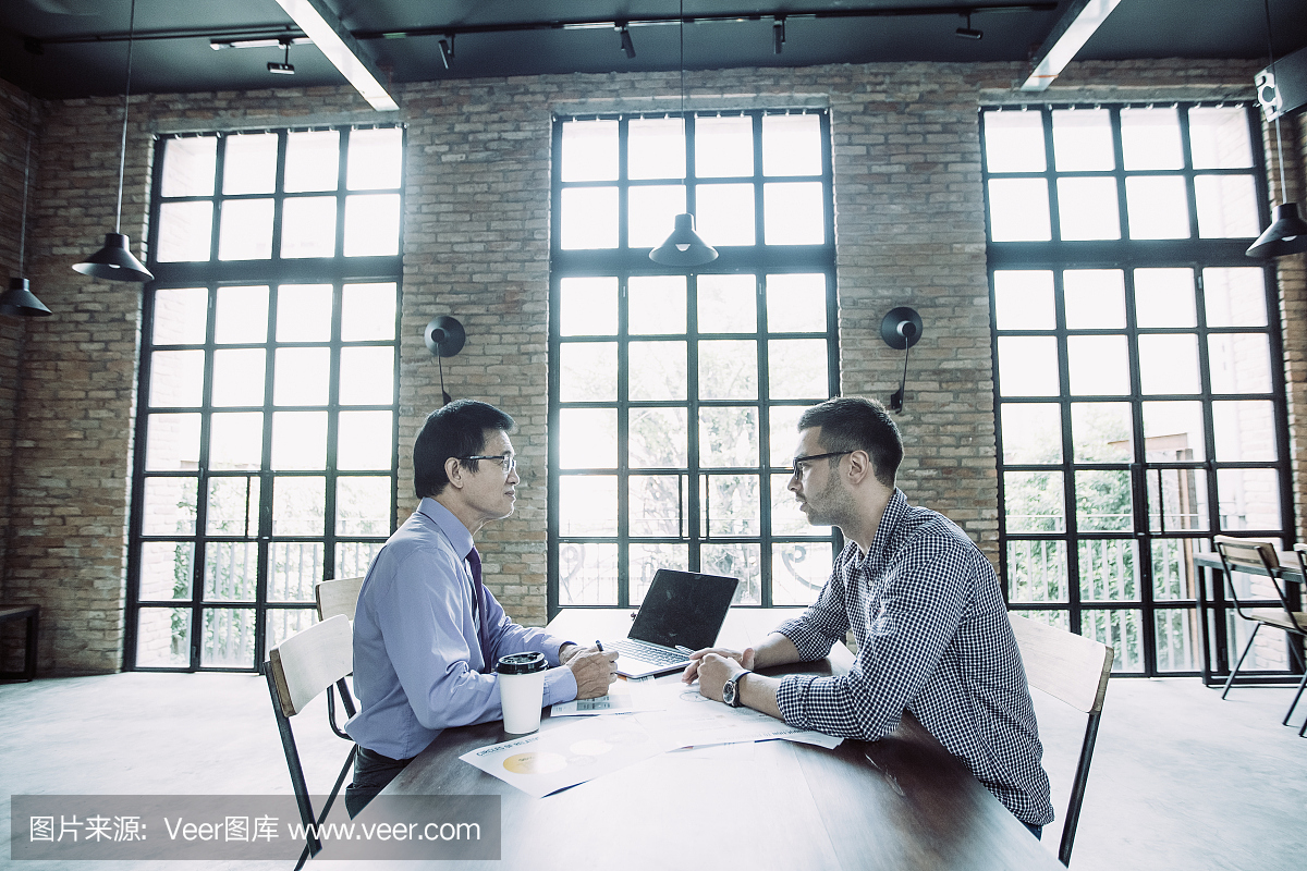 在阁楼办公室进行严肃的合作伙伴谈判
