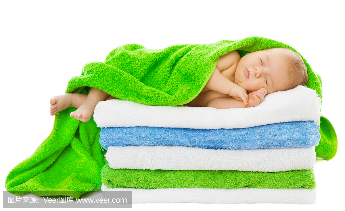 婴儿新生儿睡在浴巾里