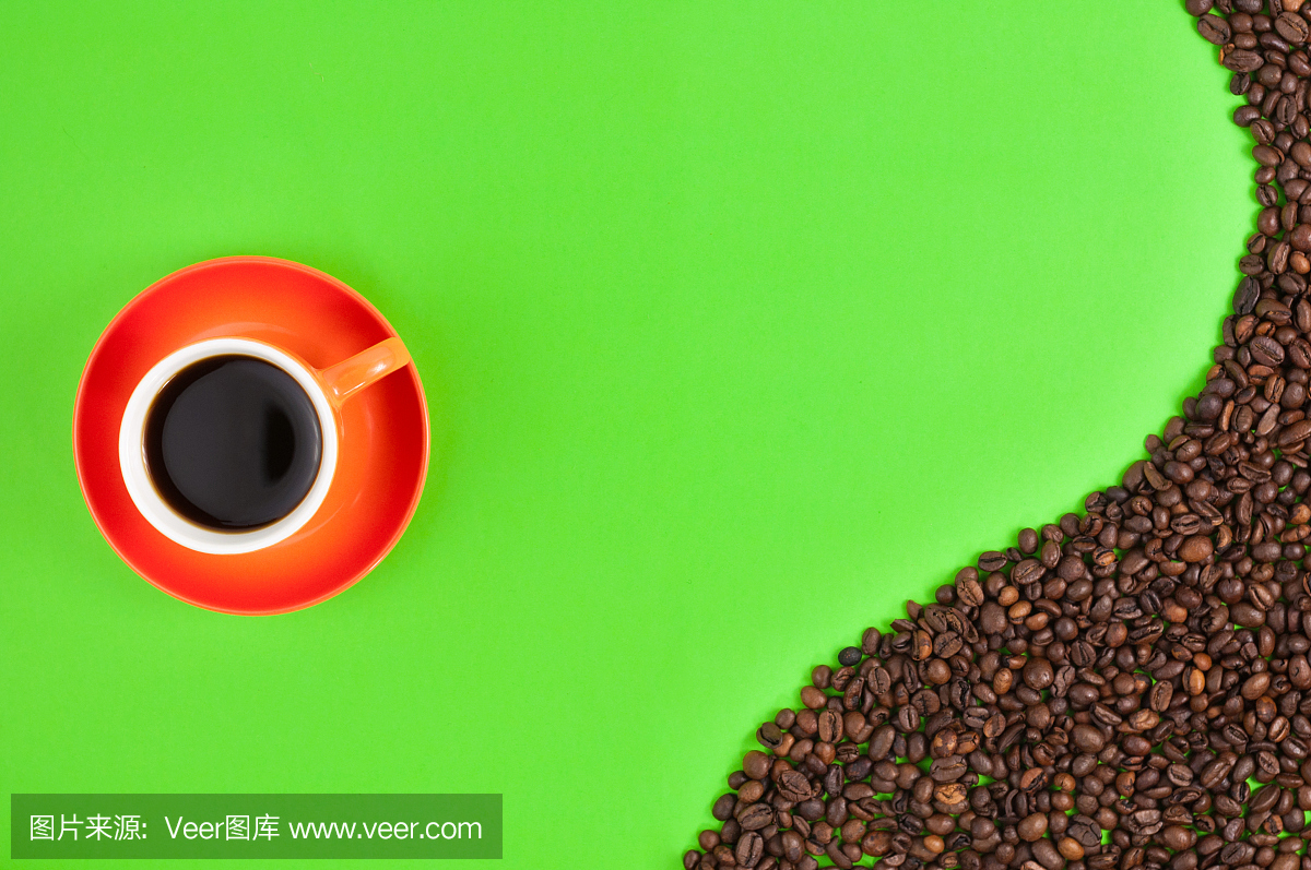 很多烘焙过的咖啡豆在窗体波浪摆放在绿色的纸