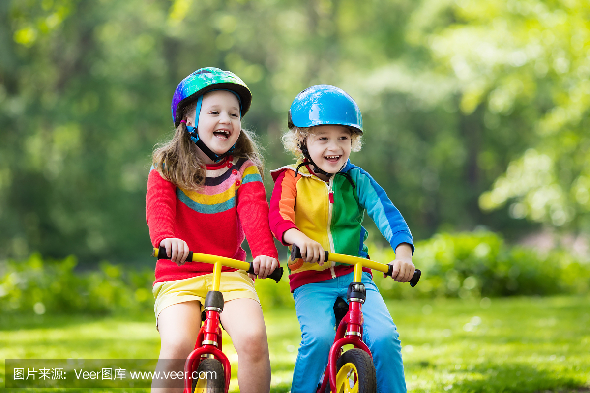 孩子骑平衡自行车在公园