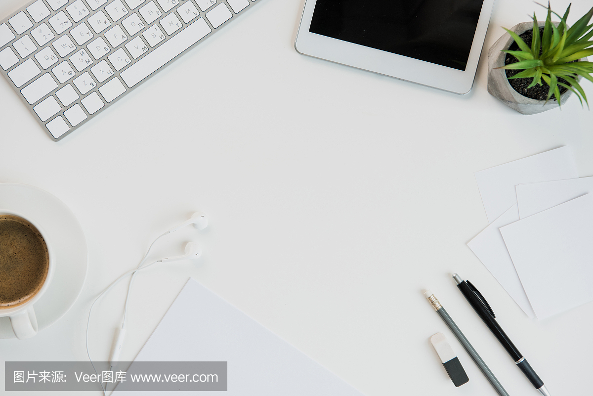 顶部键盘对比办公用品和桌面平板电脑的房子顶和图纸数位配有图片