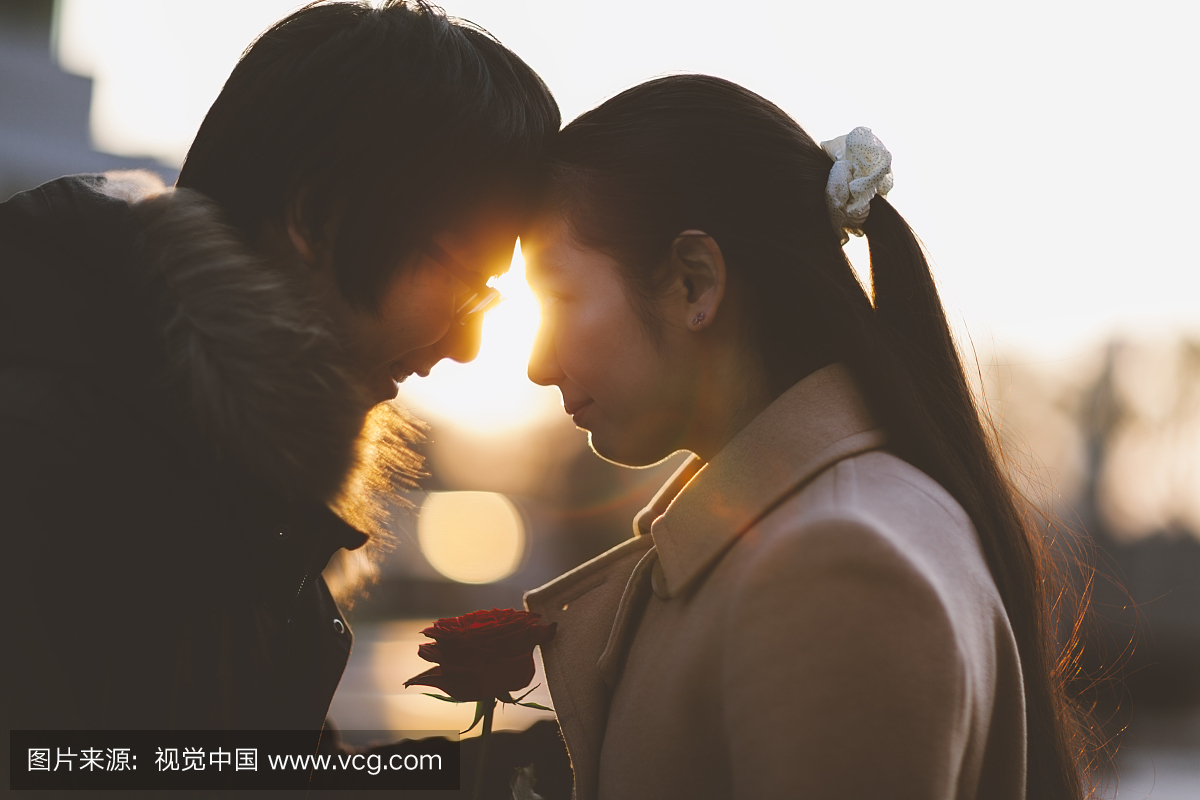 在日落期间花费浪漫时光的日本夫妇