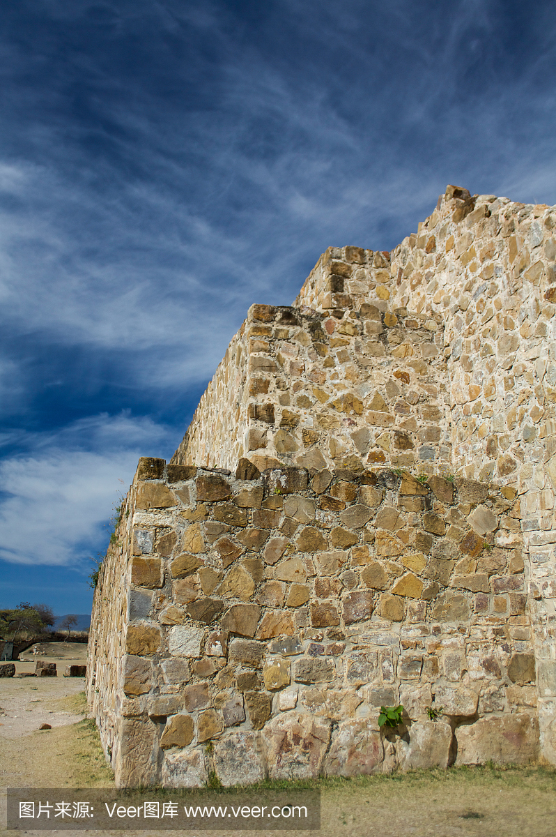 墨西哥瓦哈卡蒙特阿尔卑斯山城墙和天空