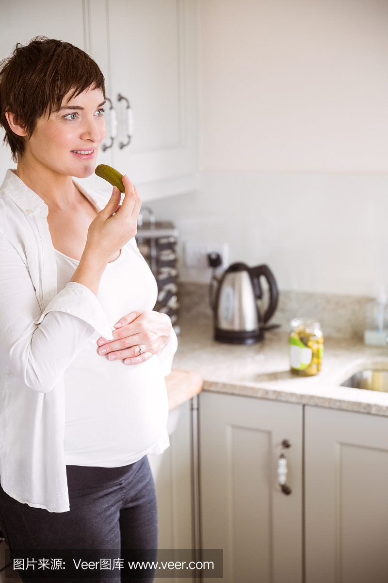 怀孕的女人吃罐泡菜