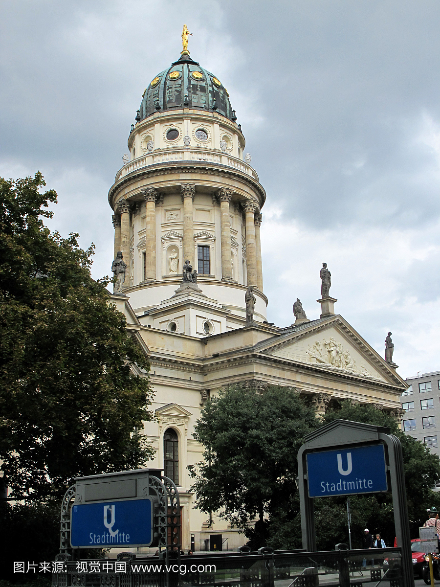 新教堂(新教堂,德意志大教堂)和地铁标志,Gend
