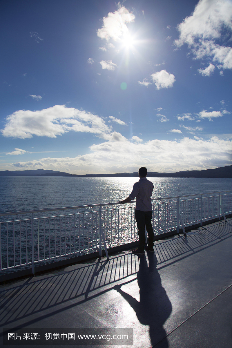 男人望着大海