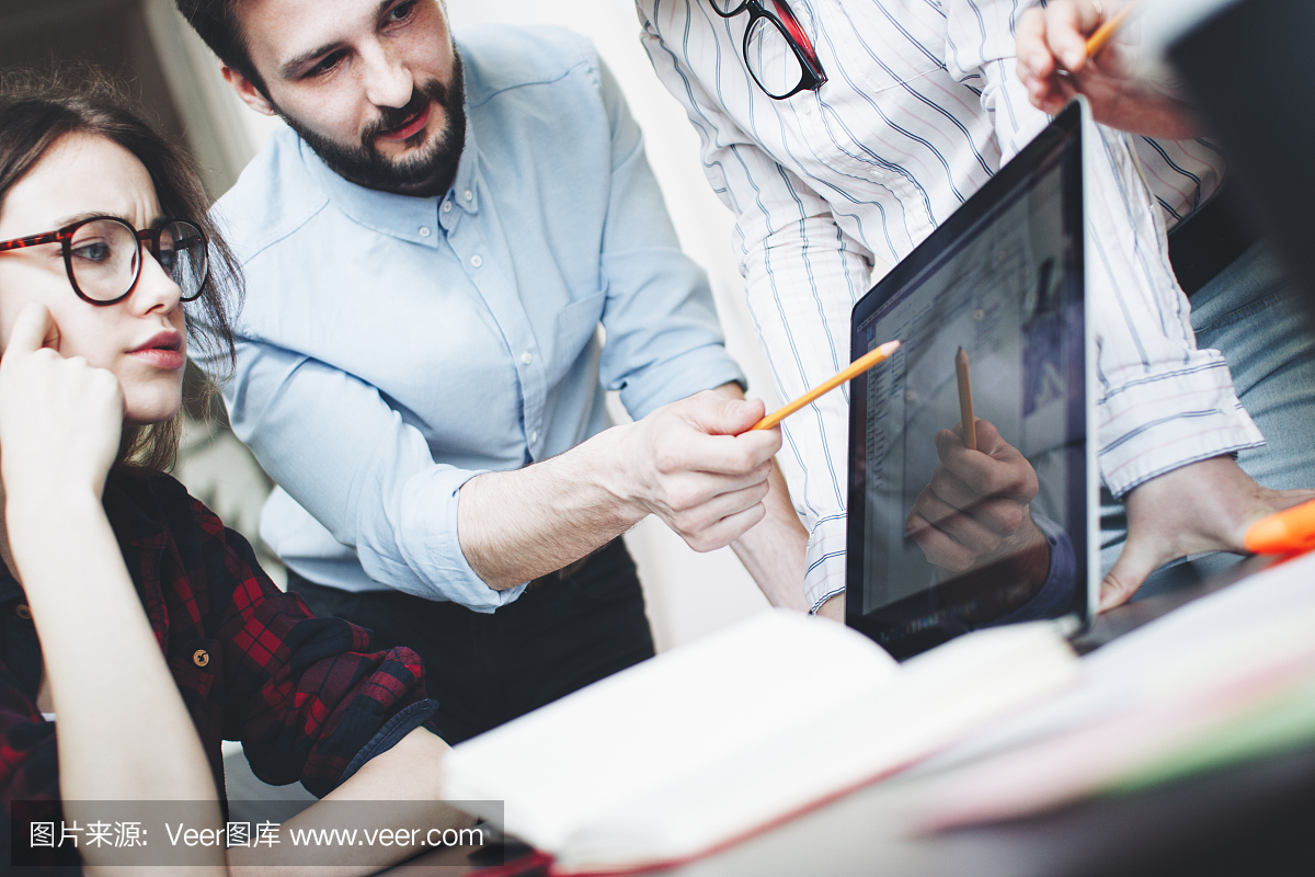 在开放的阁楼空间创建一个新的启动。年轻商人