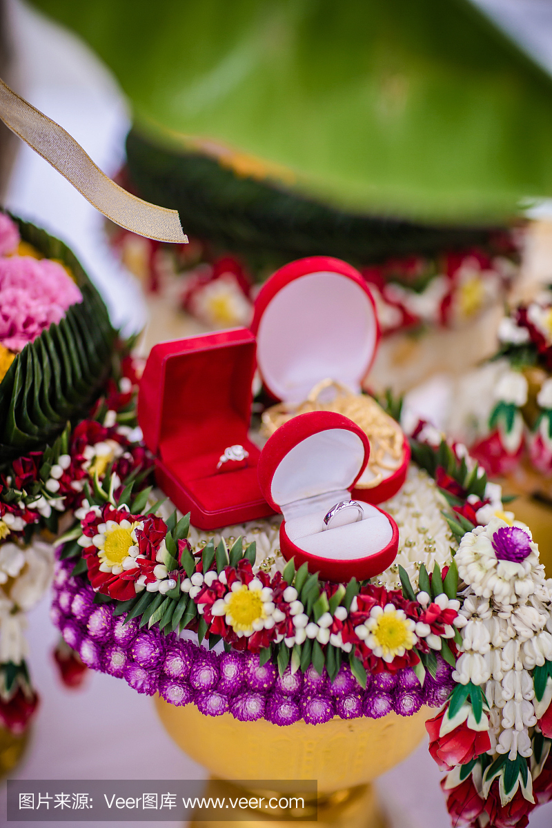 花托盘与泰国传统婚礼的戒指