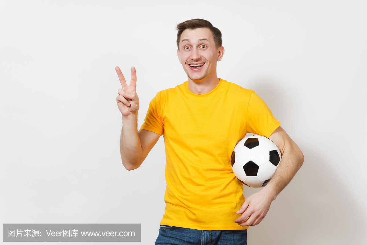 年轻快乐的欧洲人,球迷或黄色制服的球员举行