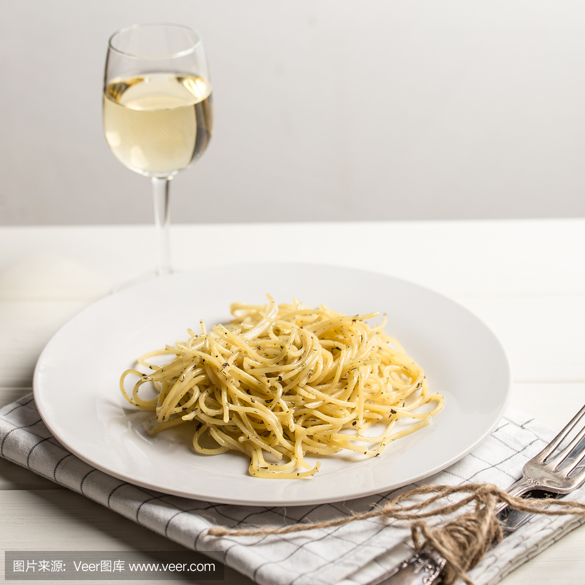 意大利面食和白葡萄酒