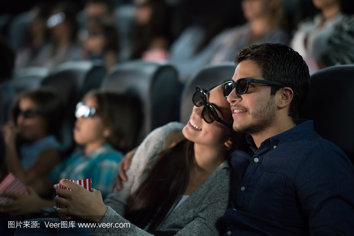 情侣在电影院看3D电影的电影