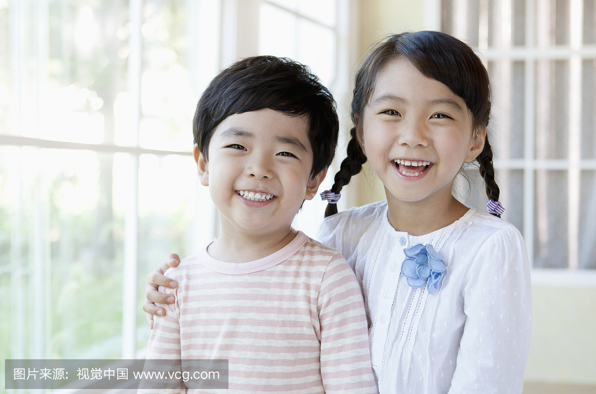 男孩和女孩微笑,韩国人