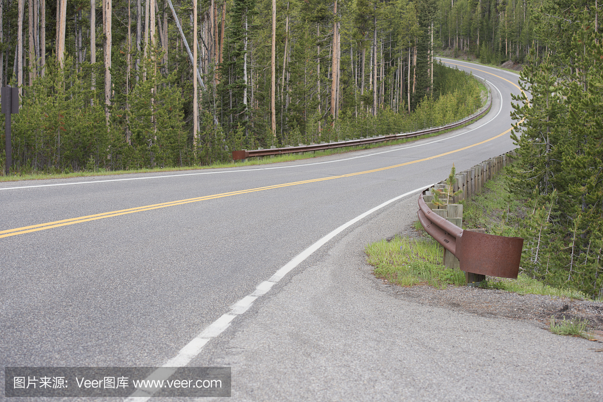 黄石国家公园怀旧的弯曲风景路