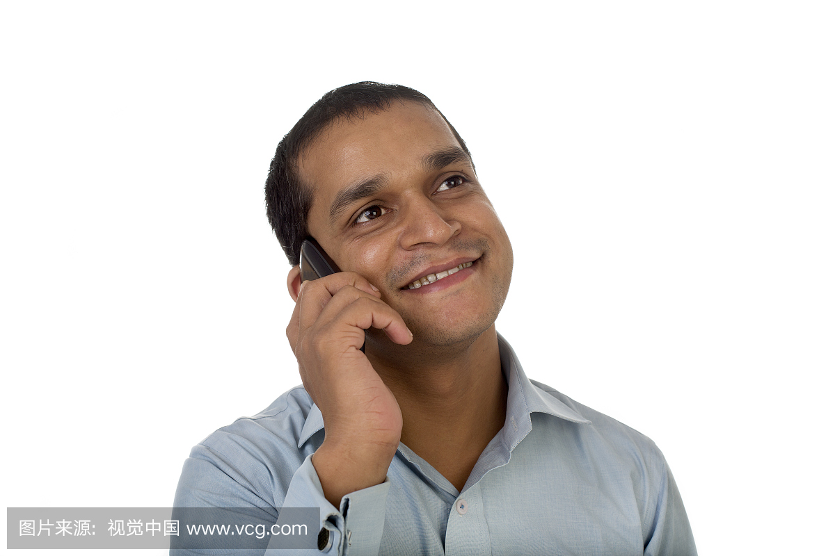 年轻的印度人在电话里高兴地说话