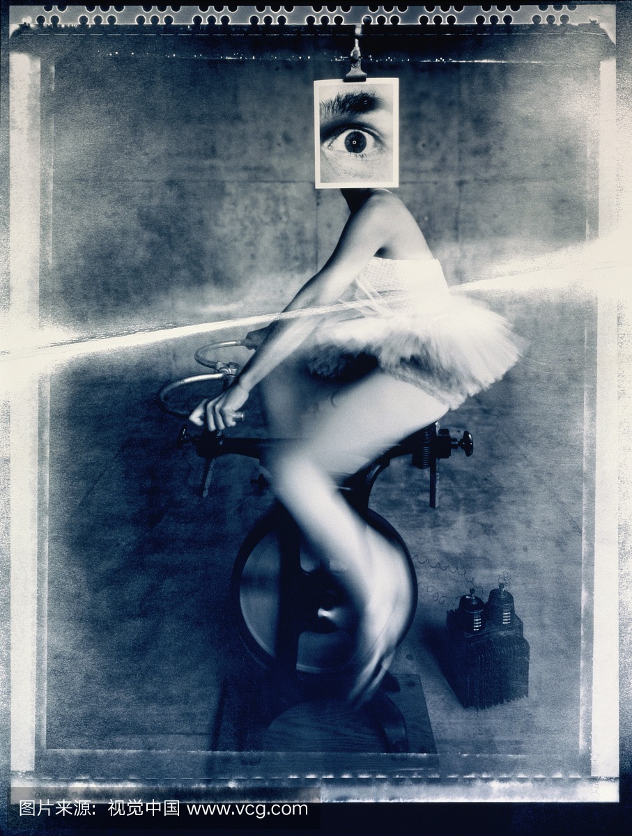 骑着固定自行车的女人,眼睛模糊的脸(B&W)