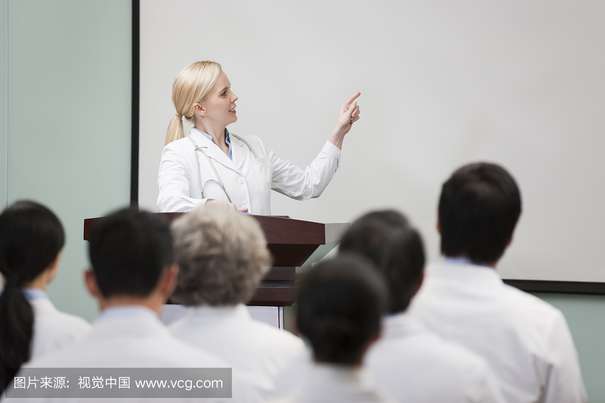 外籍女医生在会议室演讲
