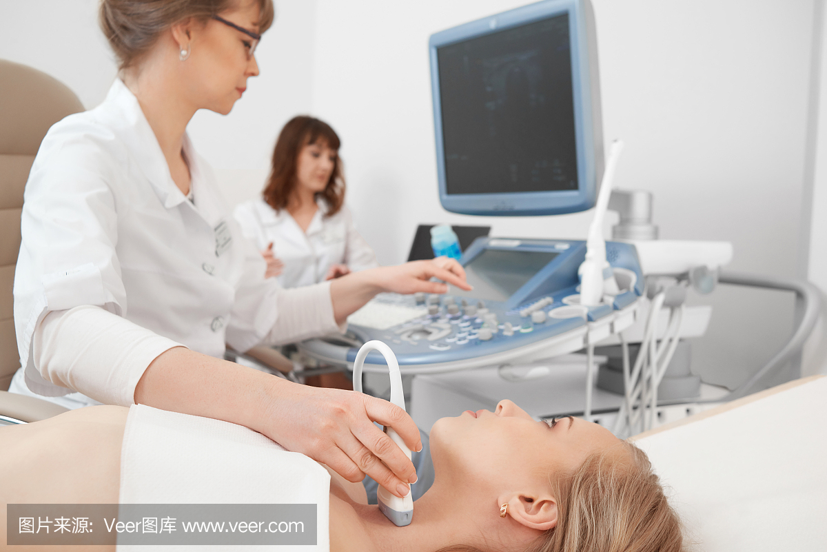 年轻女子在医院进行超声扫描检查