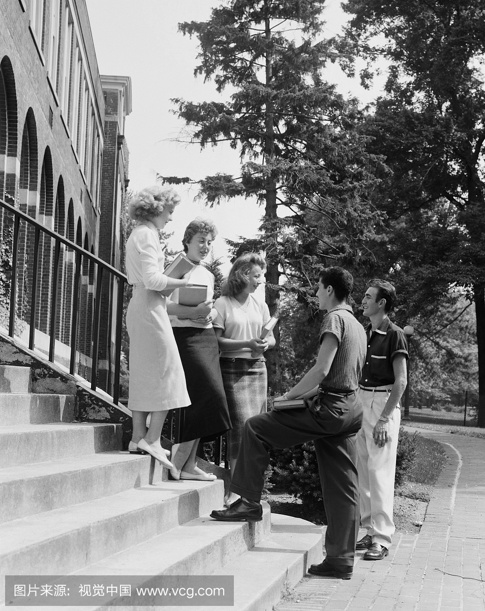 美国纽约纽约市,五名学生站在大学建筑面前的