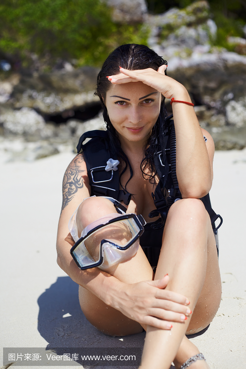 在沙滩下晒太阳