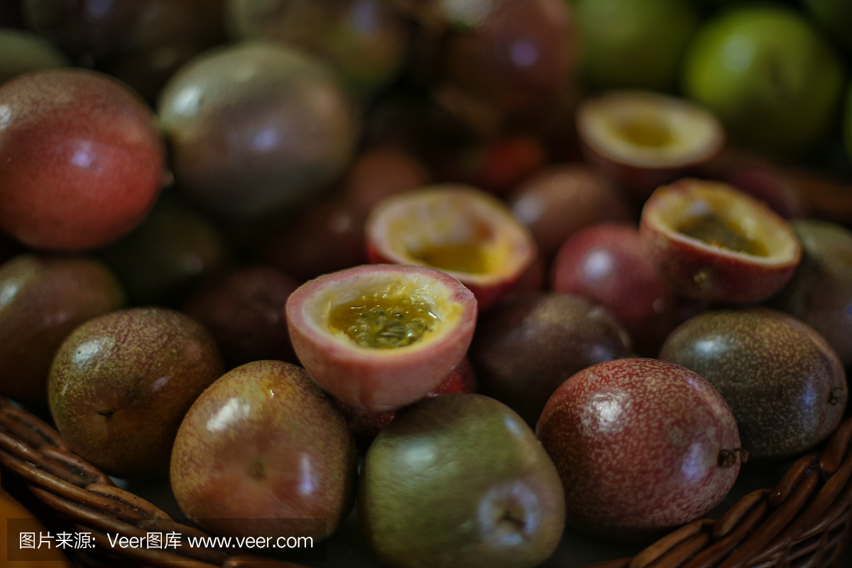 深红色百香果篮子