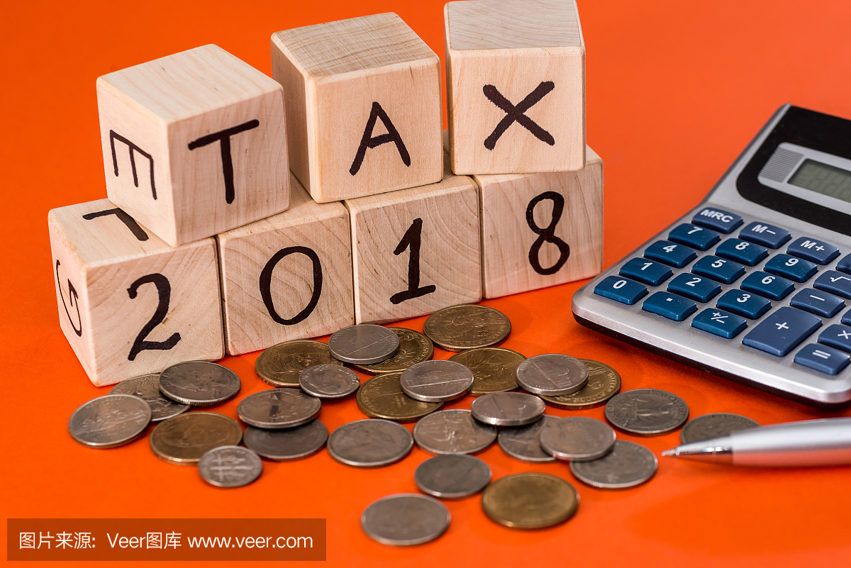 税2018木制立方体与硬币,笔和计算器上橙色孤