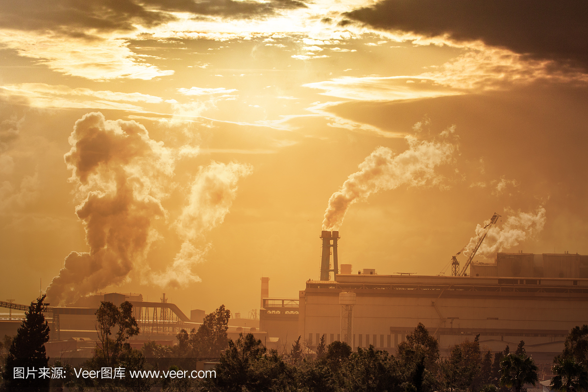 重工业污染环境。在落日的天空的工业景观。