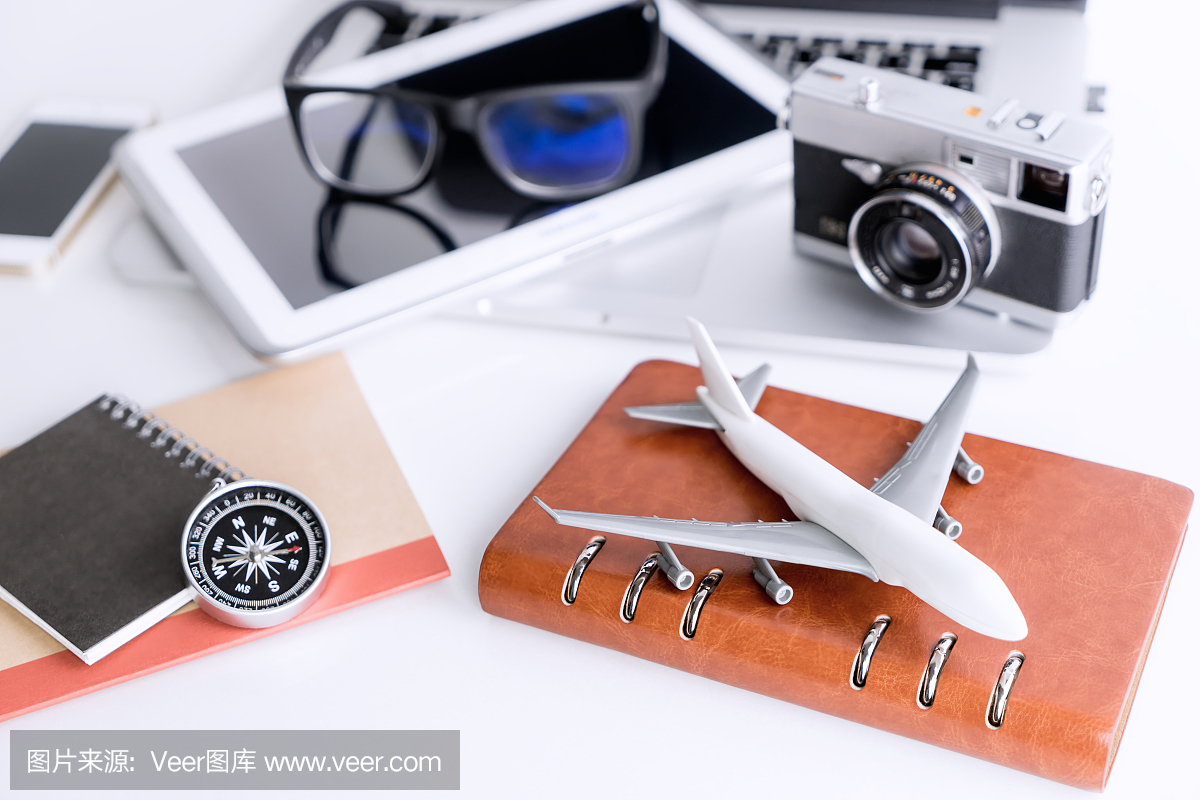 航空旅行度假对象在白色桌子上