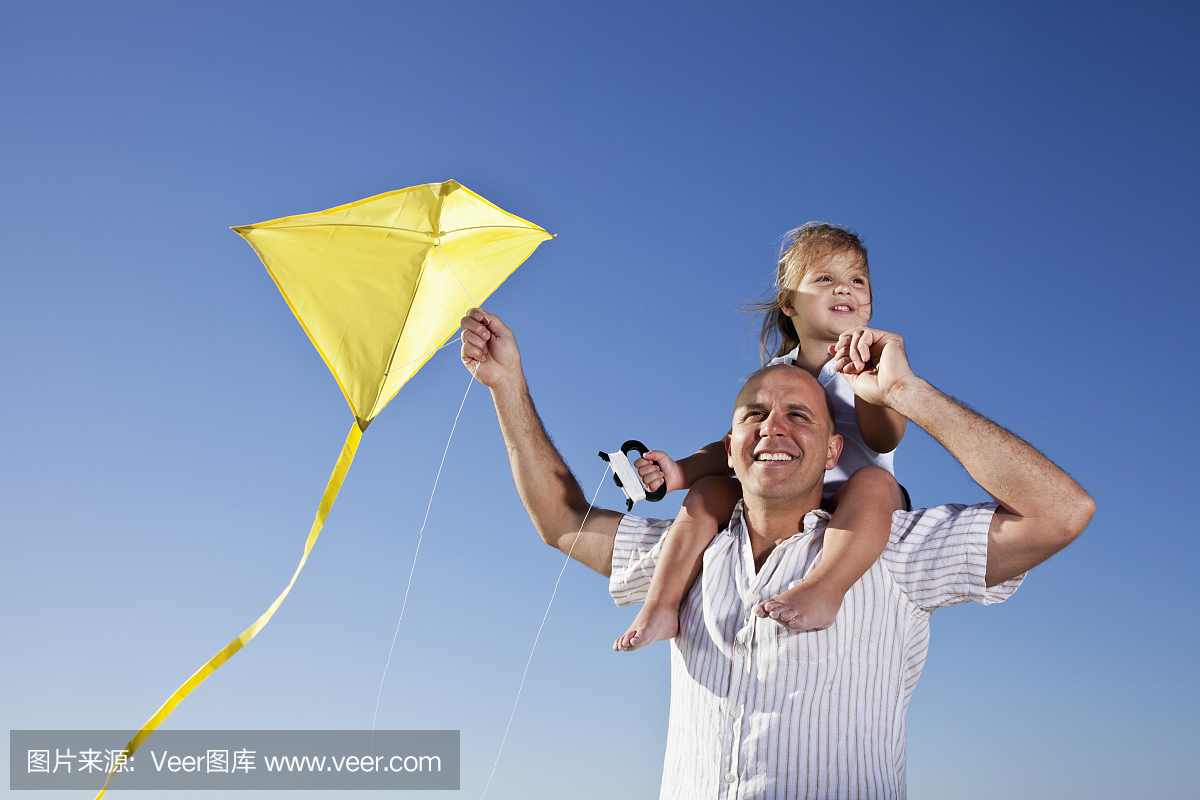 父亲与小女孩肩上放风筝
