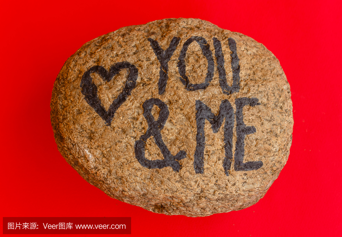英文写着你和我在石头上绘制一颗心