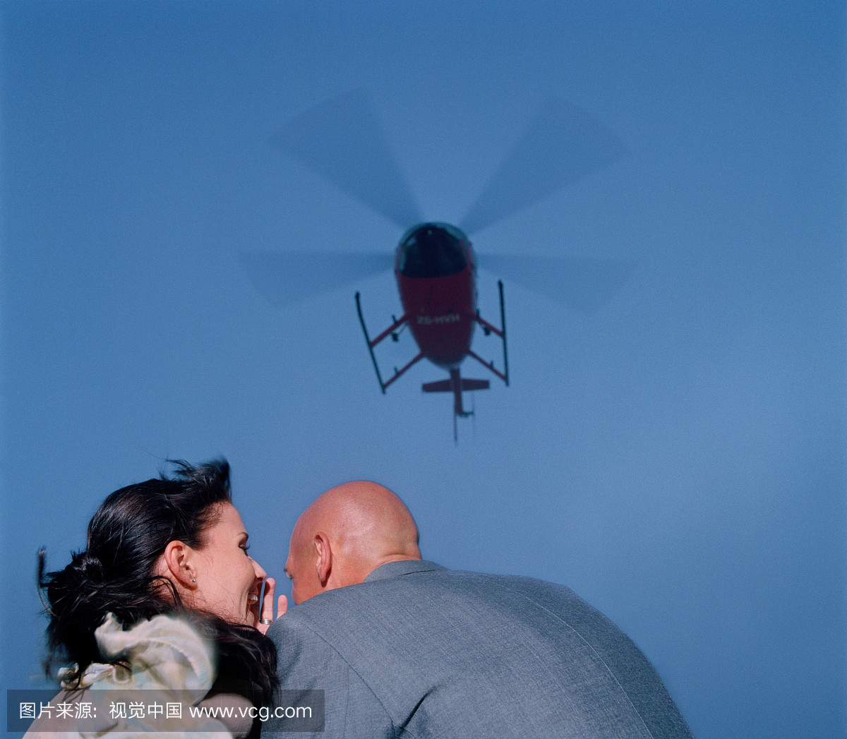 女人在户外交谈,直升机悬在头顶,后视图