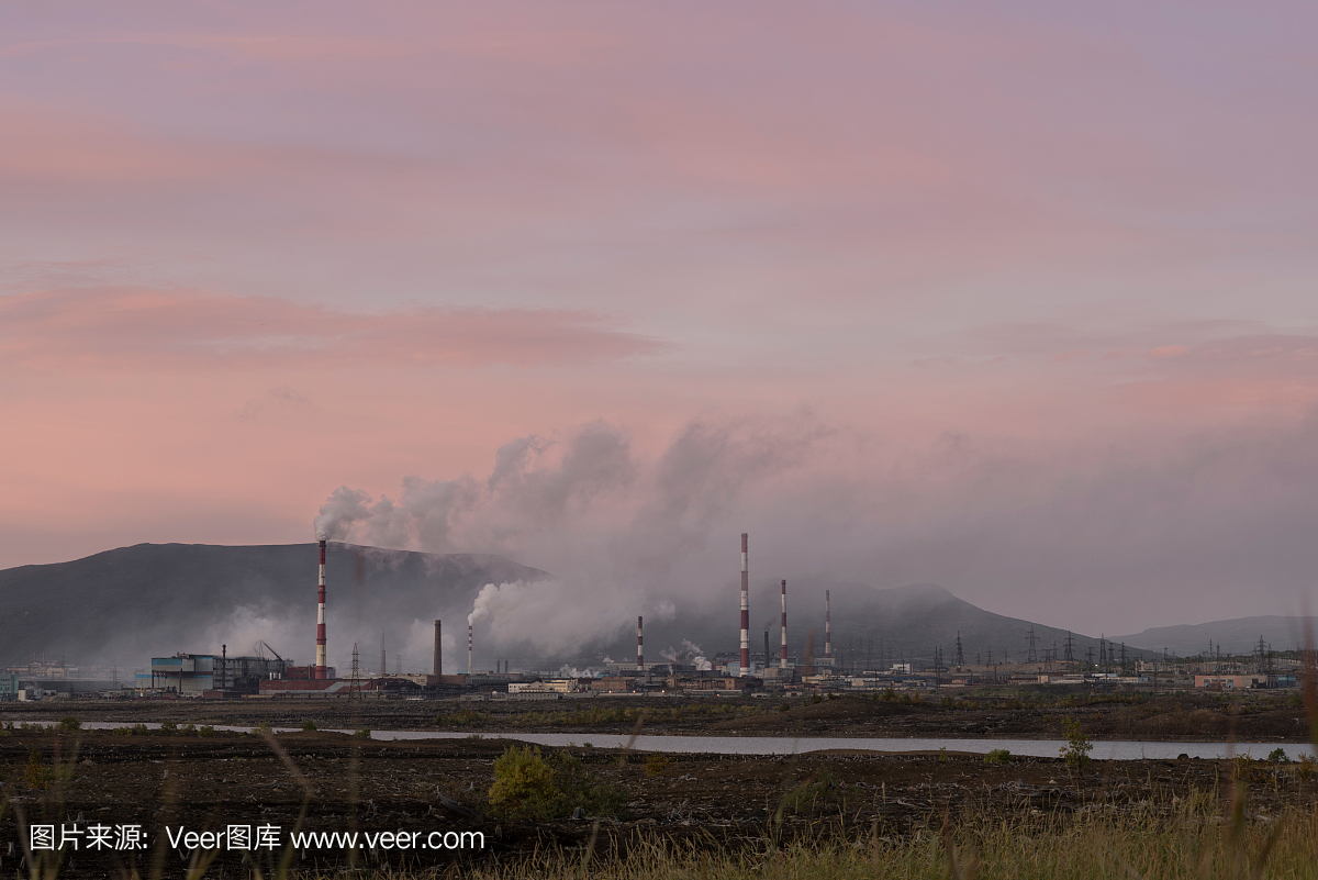 重工业污染环境。在落日的天空的工业景观。冶