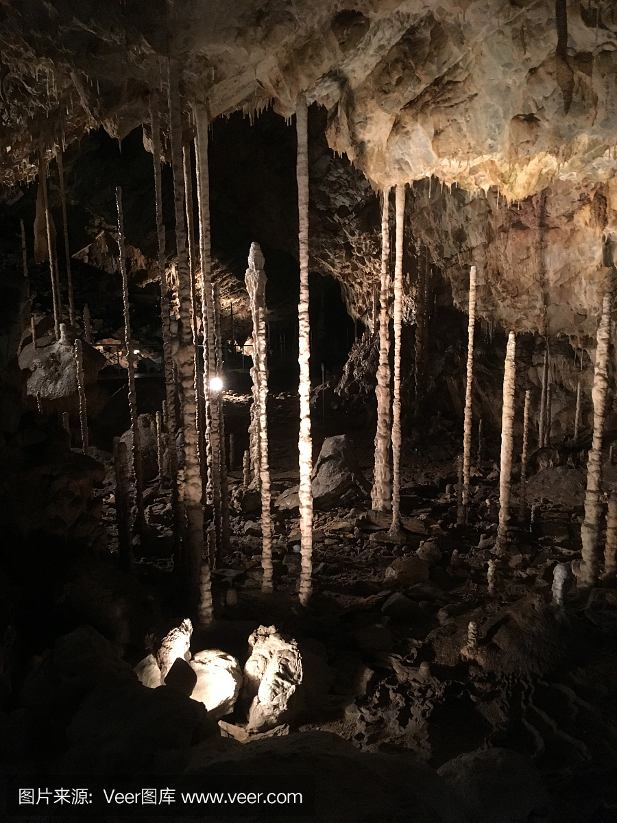 地下探索与不寻常的形成一个洞穴。在捷克共和