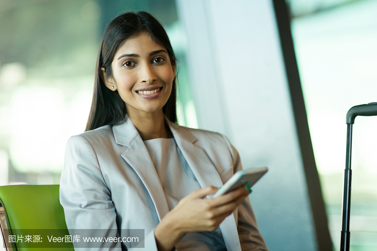 年轻的印度女人使用智能手机