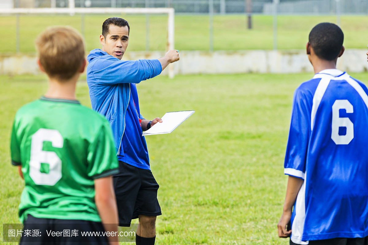 男子足球教练在比赛中指导玩家