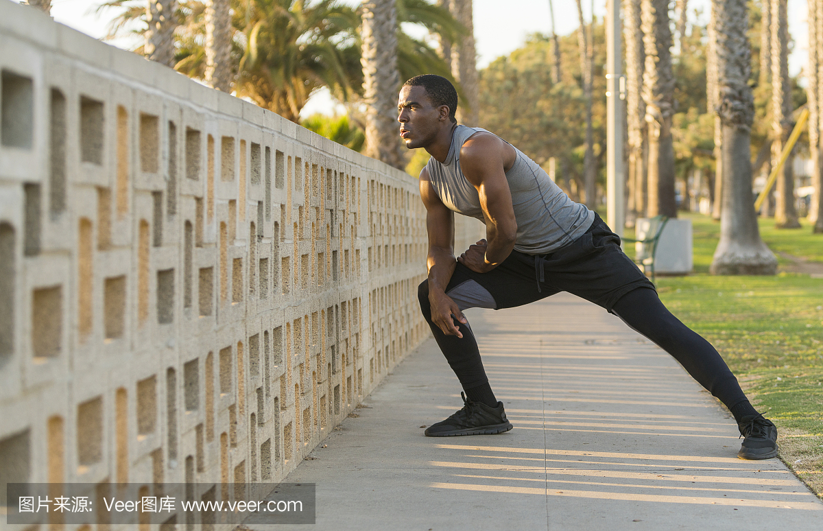 年轻男性黑人运动员在洛杉矶的公园里锻炼身体