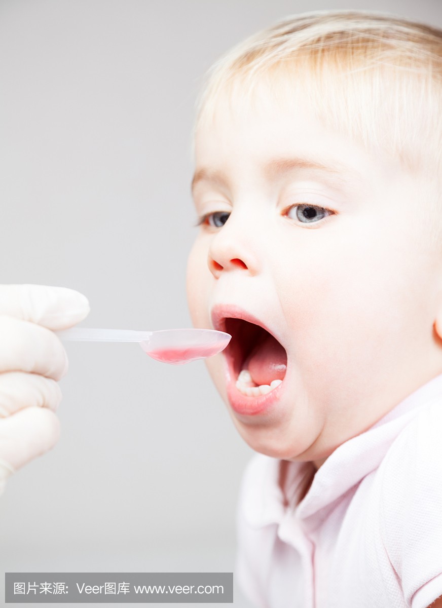 医生给一个孩子咳嗽药