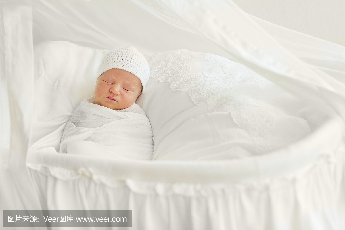 新生宝宝7天包裹白色尿布帽睡觉