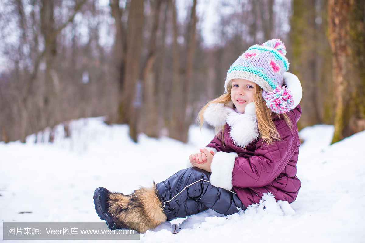 可爱的快乐女孩在冬天下雪的户外玩得开心